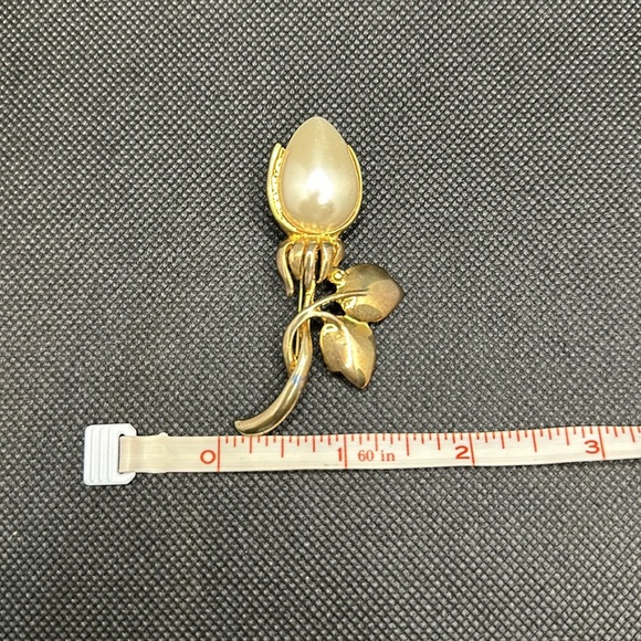 Vintage Goldtone Rosebud Faux Pearl Brooch 🌹 - Picture 4 of 5
